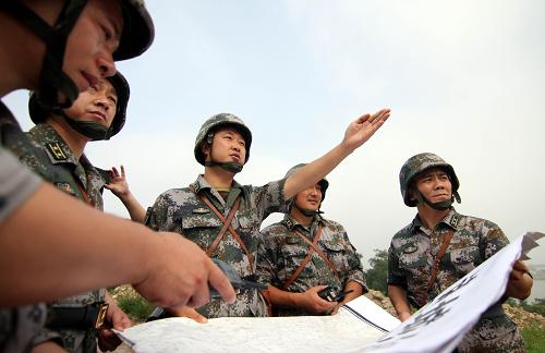 7月24日,在山東諸城舉行的濟南軍區(qū)應(yīng)急機動通信保障實戰(zhàn)演練中,部隊首長在現(xiàn)場判定“作戰(zhàn)”地形。新華社發(fā)(梁志杰 攝)