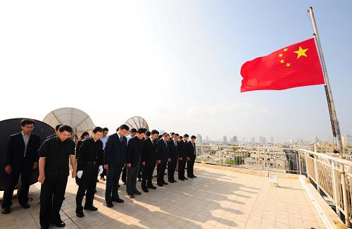 8月15日,在以色列特拉維夫,中國駐以色列大使館館員參加使館下半旗志哀儀式,悼念舟曲特大山洪泥石流遇難同胞。新華社記者尹棟遜攝