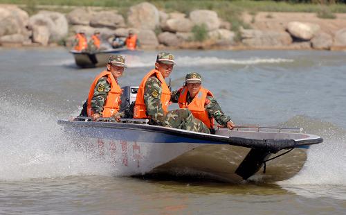 8月15日,武警寧夏總隊直屬支隊官兵正在進行沖鋒舟航行編隊訓(xùn)練。新華社記者 彭昭之 攝