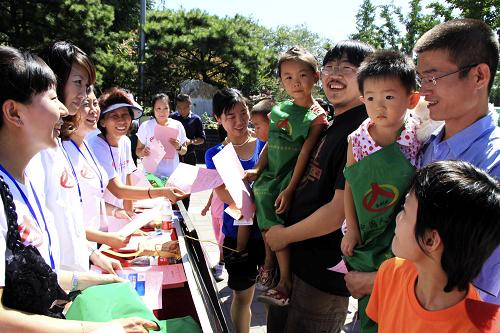 8月15日,在北京市西城區(qū)什剎海荷花市場小廣場,什剎海地區(qū)人口普查工作人員現(xiàn)場開展宣傳咨詢活動。 為確保第六次全國人口普查數(shù)據(jù)的準(zhǔn)確,8月15日至9月15日北京將開展為期一個月的戶口整頓和摸底工作。據(jù)了解,北京市第六次全國人口普查將進行兩次入戶調(diào)查,第一次入戶調(diào)查主要是進行戶口整頓和摸底工作,為人口普查登記提供準(zhǔn)確的基礎(chǔ)信息,今年11月1日零時,北京市將進行第六次全國人口普查的正式入戶登記。 新華社發(fā)(焦偉 攝)