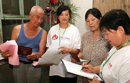 8月15日,人口普查員在北京懷柔區(qū)懷柔鎮(zhèn)東關(guān)村進行入戶調(diào)查。新華社發(fā)(卜向東 攝)
