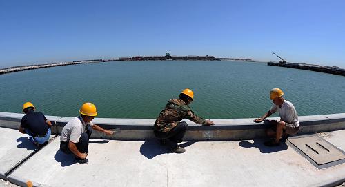 8月15日,建設(shè)者在中心漁港游艇碼頭進(jìn)行施工作業(yè)。新華社記者劉海峰攝