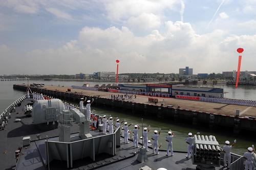 9月11日,海軍第五批護(hù)航編隊(duì)“廣州”艦、“巢湖”艦,順利回到祖國。新華社發(fā)(江山攝)