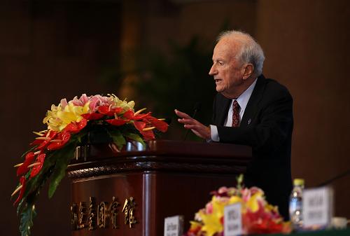 這是諾貝爾經(jīng)濟(jì)學(xué)獎(jiǎng)獲得者、美國(guó)芝加哥大學(xué)教授貝克爾在座談會(huì)上講話。新華社記者劉衛(wèi)兵攝