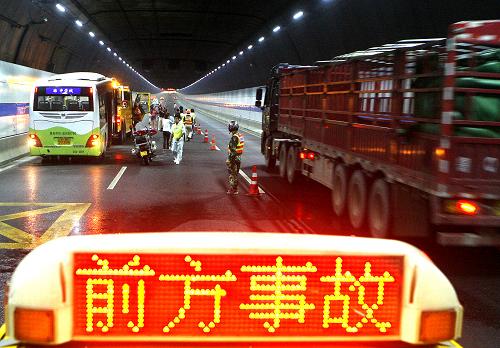 9月15日,工程搶險(xiǎn)部門正快速封閉隧道內(nèi)事故發(fā)生路段。新華社記者陳飛攝