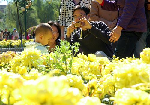 9月22日,市民在菊花展上拍照留念。新華社記者 強(qiáng)勇 攝