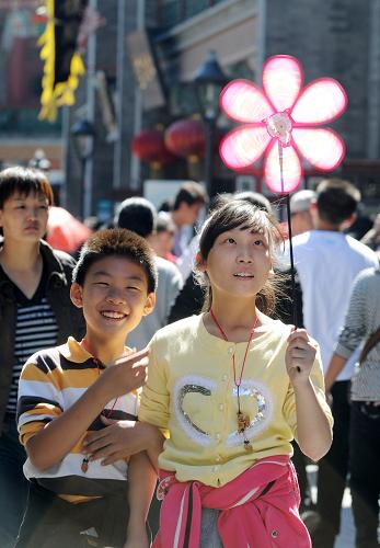 9月22日,一名女孩(右)手持風(fēng)車在古文化街游玩。新華社記者 岳月偉攝