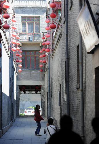 9月22日,兩名游客在天津古文化街的景點(diǎn)拍照。新華社記者 岳月偉攝
