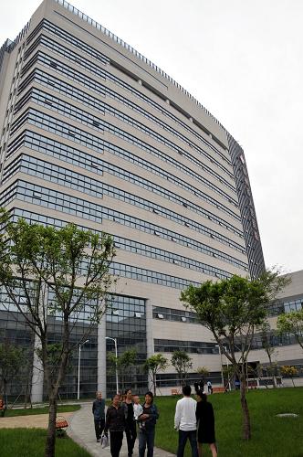 重慶援建的重點(diǎn)項(xiàng)目崇州人民醫(yī)院新樓(9月28日攝)。新華社記者 張桂林 攝