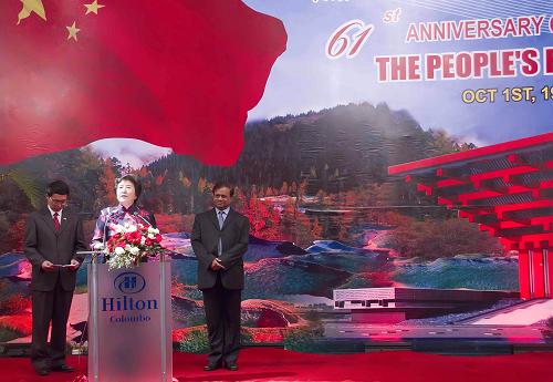 9月27日,在斯里蘭卡首都科倫坡舉行的中國國慶招待會(huì)上,中國駐斯里蘭卡大使楊秀萍(中)在斯里蘭卡石油工業(yè)部長蘇西爾·普雷馬賈揚(yáng)塔(右)和中國駐斯里蘭卡使館參贊韓濤(左)的陪同下致辭。當(dāng)晚,中國駐斯里蘭卡使館在科倫坡舉行國慶招待會(huì),慶祝中華人民共和國成立61周年。斯里蘭卡石油工業(yè)部長蘇西爾·普雷馬賈揚(yáng)塔代表斯政府出席并致辭。新華社記者劉詠秋攝