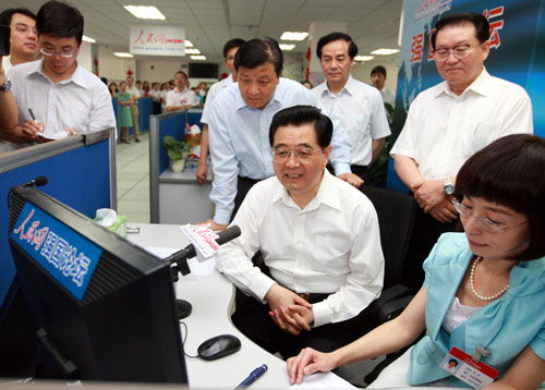 6月20日,在人民日?qǐng)?bào)創(chuàng)刊60周年之際,中共中央總書記、國(guó)家主席、中央軍委主席胡錦濤和中共中央政治局常委李長(zhǎng)春來到人民日?qǐng)?bào)社考察工作。這是胡錦濤在人民日?qǐng)?bào)社主辦的人民網(wǎng)“強(qiáng)國(guó)論壇”工作平臺(tái),通過視頻直播同廣大網(wǎng)民在線交流。 新華社記者鞠鵬攝