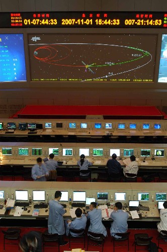11月1日,測控技術(shù)人員在北京航天飛行控制中心指控大廳內(nèi)密切關(guān)注嫦娥一號。當(dāng)日,北京航天飛控中心副總工程師童斌說,由于嫦娥一號的飛行狀況和飛行軌道狀況良好,原計劃11月1日實施的首次奔月軌道修正已取消。國家航天局發(fā)言人表示,嫦娥一號衛(wèi)星預(yù)計將在5日11時25分進入月球捕獲軌道。