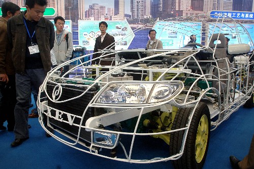11月6日,幾位觀眾在參觀一輛國(guó)產(chǎn)新能源汽車(chē)的展示模型。