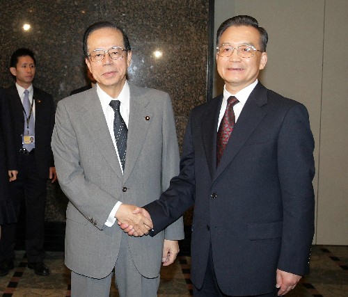 11月20日,中國國務(wù)院總理溫家寶在新加坡會(huì)見日本首相福田康夫。