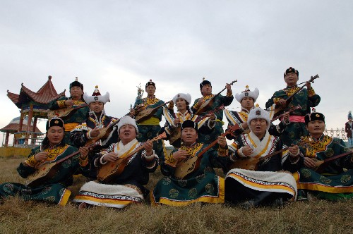 11月27日,博州歌舞團(tuán)演員在排練節(jié)目“江格爾”。近年來,新疆維吾爾自治區(qū)人民政府圍繞著建立科學(xué)有效的非物質(zhì)文化遺產(chǎn)保護(hù)制度和機(jī)制,制定了一系列措施使新疆非物質(zhì)文化遺產(chǎn)保護(hù)工作進(jìn)展順利并卓有成效。目前,有108項(xiàng)非物質(zhì)文化遺產(chǎn)項(xiàng)目列入自治區(qū)級(jí)名錄,其中有14項(xiàng)列入國家級(jí)名錄,有133個(gè)文物點(diǎn)被列入自治區(qū)級(jí)重點(diǎn)文物保護(hù)單位。目前,新疆維吾爾自治區(qū)對(duì)非物質(zhì)文化遺產(chǎn)的挖掘、整理、研究、申報(bào)以及傳承等工作正進(jìn)一步向深度擴(kuò)展。