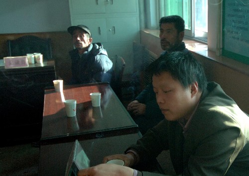 12月8日,在河北省興隆縣孤山子鄉(xiāng),被困礦工家屬正在等待親人消息。