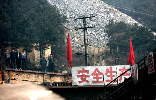 山西洪洞新窯煤礦“12·5”特大瓦斯爆炸事故搶險(xiǎn)搜救工作全部結(jié)束 這是爆炸事故坑口搶險(xiǎn)現(xiàn)場(chǎng)(12月8日攝)。12月9日,記者從國(guó)務(wù)院山西省臨汾市洪洞縣瑞之源煤業(yè)有限公司新窯煤礦“12·5”特別重大瓦斯爆炸事故調(diào)查組成立大會(huì)上了解到,“12·5”事故的搶險(xiǎn)搜救工作已經(jīng)全部結(jié)束,最后確認(rèn)有105名礦工在此次事故中遇難。