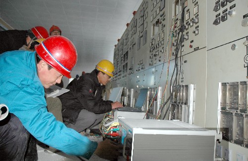 12月9日,工程師在藏中電網(wǎng)應(yīng)急電源主控機(jī)房調(diào)試相關(guān)設(shè)備。應(yīng)急電源工程是西藏自治區(qū)為緩解冬季電力高峰矛盾興建的重點(diǎn)工程,總投資1.4億多元,計(jì)劃2008年6臺(tái)機(jī)組全部投產(chǎn)發(fā)電。