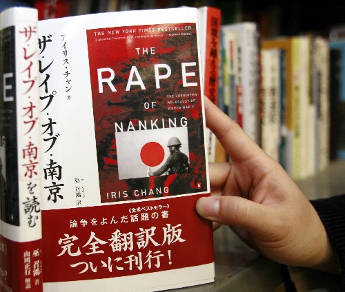 張純?nèi)邕z作《南京大屠殺》日文版出版 新華社照片,東京,2007年12月15日 張純?nèi)邕z作《南京大屠殺》日文版出版 12月15日,在日本首都東京一家書店,一名讀者在選購美國華裔作家張純?nèi)绲倪z作《南京大屠殺》日文版。近日,由美國華裔作家張純?nèi)缢衣?#8220;南京大屠殺”事件真相的《南京大屠殺》一書日文版在日本出版發(fā)行。張純?nèi)缭?997年用英文寫成《南京大屠殺》一書,在西方世界引起巨大轟動(dòng)。 新華社記者 任正來 攝