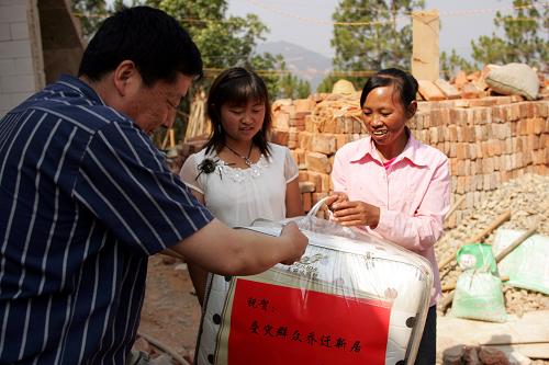 4月30日,楚雄市一名相關領導在西舍路鄉(xiāng)龍崗羊頭山安置點給一戶遷入新居的受災群眾送上棉被。當日,云南省楚雄市“11·02”特大自然災害恢復重建工作總結會在楚雄市西舍路鄉(xiāng)龍崗羊頭山安置點舉行,79戶搬遷重建戶集體舉行喬遷典禮,慶祝遷入新居。近日,西舍路鄉(xiāng)457戶在“11·02”滑坡泥石流災害中受災的群眾陸續(xù)遷入位于西舍路鄉(xiāng)龍崗羊頭山安置點和保甸大福廣安置點的新居,開始了新生活。新華社發(fā)(施思思 攝)