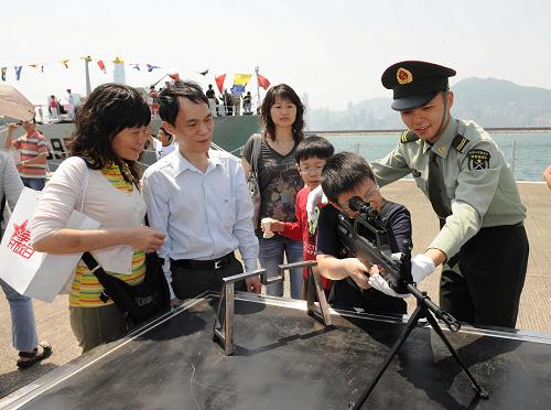 5月1日,市民在參觀駐港部隊(duì)展出的槍械。新華社記者 陳鐸 攝