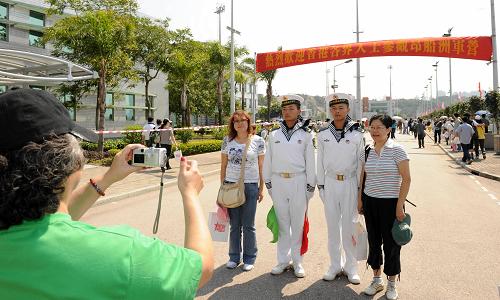 5月1日,市民與執(zhí)勤士兵合影。新華社記者 陳鐸 攝