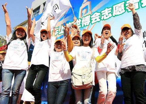 5月1日,上海市同濟(jì)大學(xué)的一些大學(xué)生在報(bào)名參加世博會(huì)志愿者后喜不自禁。當(dāng)日正值上海世博會(huì)倒計(jì)時(shí)一周年,上海市楊浦區(qū)四平社區(qū)文化中心舉行世博會(huì)志愿者招募活動(dòng),社會(huì)各界人士滿懷激情踴躍報(bào)名,希望參與光榮的志愿服務(wù)。新華社記者 陳飛 攝