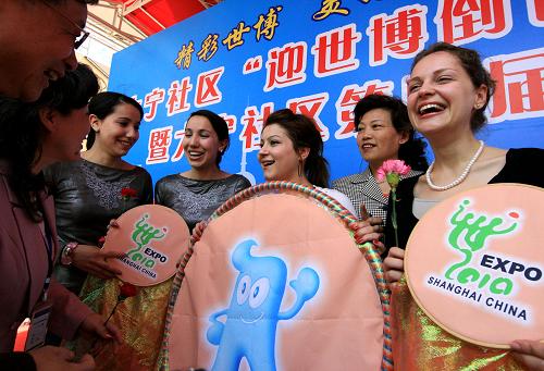 5月1日,來(lái)自俄羅斯的留學(xué)生娜佳(右一)手持自己制作的世博會(huì)宣傳品參與世博會(huì)志愿者報(bào)名。當(dāng)日正值上海世博會(huì)倒計(jì)時(shí)一周年,上海市大寧路街道社區(qū)的本地居民和社區(qū)內(nèi)居住的各國(guó)留學(xué)生,以積極參與世博會(huì)志愿者報(bào)名的方式,表達(dá)對(duì)世博會(huì)的期盼之情。新華社記者 陳飛 攝