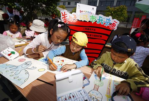 5月1日,幾名“小畫(huà)家”正在描繪心目中未來(lái)城市的樣子。當(dāng)日正值上海世博會(huì)倒計(jì)時(shí)一周年,為了宣傳“綠色世博”和“城市,讓生活更美好”的理念,來(lái)自上海浦東四所小學(xué)的50多名“小畫(huà)家”齊聚木蘭廣場(chǎng),用自己的畫(huà)筆共同描繪未來(lái)城市的美好圖景。新華社記者 裴鑫 攝