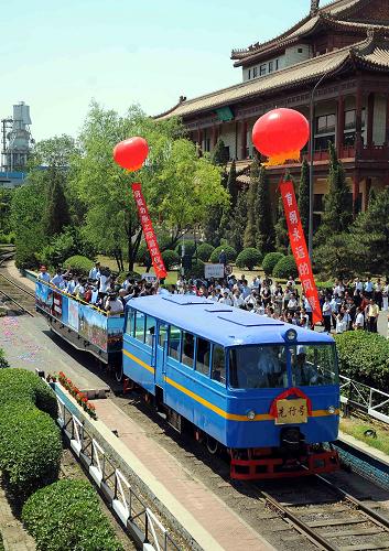 5月17日,首鋼“先行”號廠區(qū)觀光火車駛出站臺。當(dāng)日,“穿越鋼城動脈”首鋼廠區(qū)觀光火車舉行首發(fā)式。首鋼北京石景山廠區(qū)的鐵路線承擔(dān)著運(yùn)送原料物資和鋼材的重任,是維系鋼城運(yùn)轉(zhuǎn)的“動脈”。據(jù)介紹,隨著首鋼搬遷調(diào)整的推進(jìn),在2010年首鋼石景山廠區(qū)全部停產(chǎn)后,首鋼將保留這條鐵路線并進(jìn)行文化產(chǎn)業(yè)開發(fā),把這條運(yùn)輸線變成旅游觀光線。屆時,游客可以乘坐小火車穿越鋼城,感受首鋼留給北京這座城市的記憶。新華社記者 羅曉光 攝