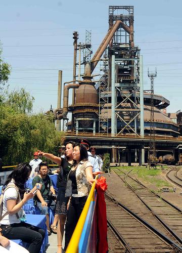 5月17日,應(yīng)邀嘉賓乘坐首鋼“先行”號廠區(qū)觀光火車游覽。新華社記者 羅曉光 攝