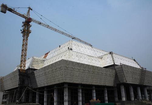 5月16日拍攝的建設中的河南安陽中國文字博物館。正在建設的中國文字博物館是“十一五”期間國家重大文化工程,是我國首座集文物保護、陳列展示和科學研究為一體的專題性文字博物館,它以漢字為主干,以少數(shù)民族文字為重要組成部分,薈萃歷代中國文字樣本精華,講解古漢字的構(gòu)形特征和演化歷程,2009年年底前有望開館。新華社發(fā)(常中正 攝)
