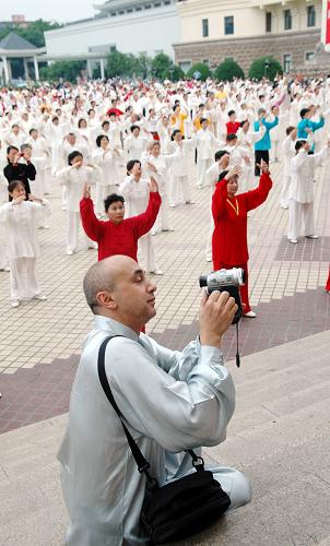 5月25日,一位太極拳高手在蘇州會(huì)議中心廣場(chǎng)拍攝拳友們進(jìn)行太極拳晨練。新華社發(fā)