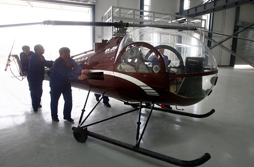 5月25日,工作人員將B-2B輕型直升機推進機庫。新華社發(fā)(何毅 攝)