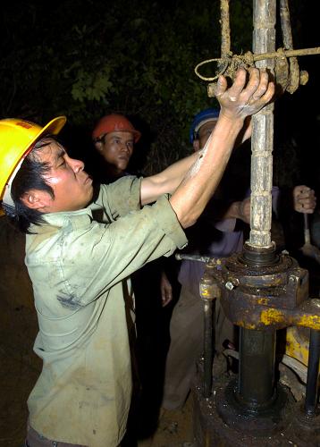 6月5日,救援人員正在操作隧道頂部的鉆孔機。新華社記者 郭程 攝