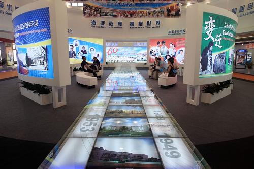6月13日拍攝的北京市海淀區(qū)教育60年變遷發(fā)展展臺(tái)。新華社發(fā)(羅偉 攝)