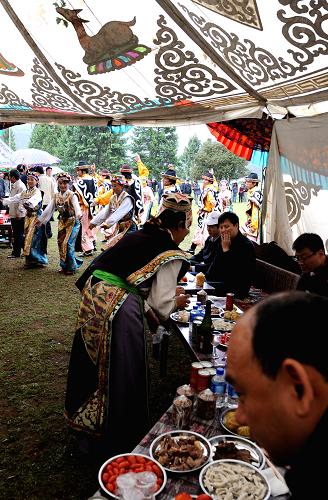 游客在林芝魯朗民俗度假村帳篷內品嘗當地特色食品(6月26日攝)。新華社記者 格桑達瓦 攝