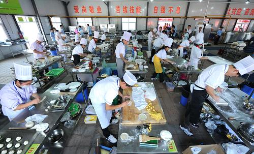 6月28日,參賽選手們?cè)谶M(jìn)行中餐面點(diǎn)項(xiàng)目的比賽。當(dāng)日,2009年全國(guó)職業(yè)院校烹飪技能比賽在天津舉行。來(lái)自全國(guó)的210名參賽選手角逐中餐熱菜、中餐面點(diǎn)、中餐冷拼、果蔬雕競(jìng)賽項(xiàng)目的上百個(gè)單項(xiàng)獎(jiǎng)。新華社記者 劉海峰 攝