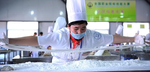 6月28日,一位參賽選手在進(jìn)行中餐面點(diǎn)項(xiàng)目的比賽。新華社記者 劉海峰 攝