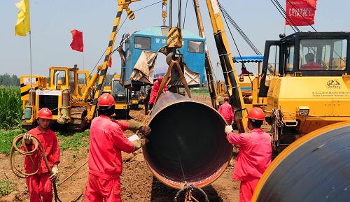 7月23日,在西氣東輸二線工程洛陽段施工現(xiàn)場(chǎng),施工人員在吊裝輸氣管道。西氣東輸二線工程西起新疆霍爾果斯口岸,東至浙江、上海,南至廣東、廣西,途經(jīng)14個(gè)省區(qū)市,全線總里程達(dá)8600多公里。該工程途經(jīng)河南省洛陽市的線路總長(zhǎng)度為106.7公里,目前工程進(jìn)展順利。新華社發(fā)(高山岳 攝)