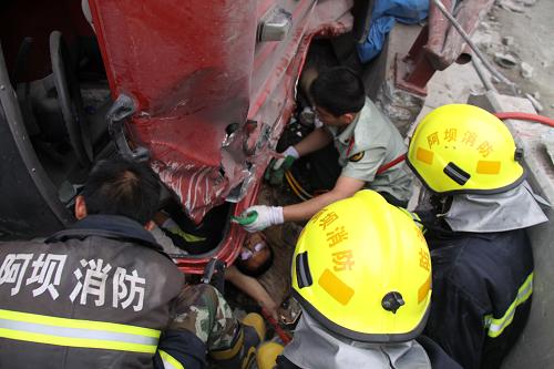7月25日,救援人員在事故現(xiàn)場(chǎng)搶救受傷人員。新華社發(fā)(汶宣 攝)