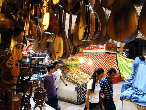 7月26日,顧客在逛烏魯木齊國(guó)際大巴扎。作為烏魯木齊旅游與商業(yè)繁華標(biāo)志之一的國(guó)際大巴扎于7月22日重新打開大門,已連續(xù)數(shù)日對(duì)外營(yíng)業(yè),這里的客流與人氣正在逐漸恢復(fù)。國(guó)際大巴扎的營(yíng)業(yè),標(biāo)志著烏魯木齊商業(yè)活動(dòng)全面恢復(fù)。 新華社記者 章磊 攝