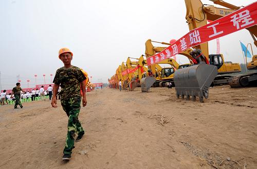 7月28日,一名工程建設(shè)人員從南水北調(diào)中線工程鄭州段開工現(xiàn)場(chǎng)走過。新華社記者 趙鵬 攝