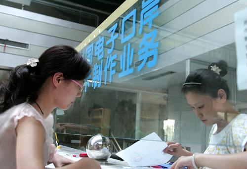 7月31日,在合肥市海關(guān),一位女士在辦理報(bào)關(guān)業(yè)務(wù)。據(jù)安徽省政府消息,7月27日,安徽省政府通過對(duì)安徽電子口岸二期建設(shè)硬件項(xiàng)目的驗(yàn)收,這標(biāo)志著安徽電子口岸建設(shè)順利完成。據(jù)悉,安徽電子口岸二期項(xiàng)目建設(shè)從2008年8月開始,今年7月完成,至此,安徽電子口岸建設(shè)已完成整體項(xiàng)目投資1630萬元。安徽電子口岸實(shí)現(xiàn)通關(guān)在線服務(wù)后,每單票進(jìn)出口貨物節(jié)省4到6小時(shí)的通關(guān)時(shí)間,每年可為安徽外貿(mào)企業(yè)通關(guān)、物流節(jié)省成本數(shù)千萬元。新華社發(fā)(高微 攝)