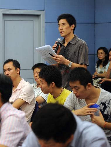 7月31日,一位記者在新聞通氣會上提問。新華社記者 周衡義 攝