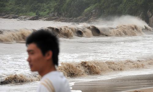 受臺(tái)風(fēng)“莫拉克”影響,浙江省蒼南縣漁寮鄉(xiāng)附近海域出現(xiàn)滾滾巨浪(8月9日攝)。新華社記者 王定昶 攝