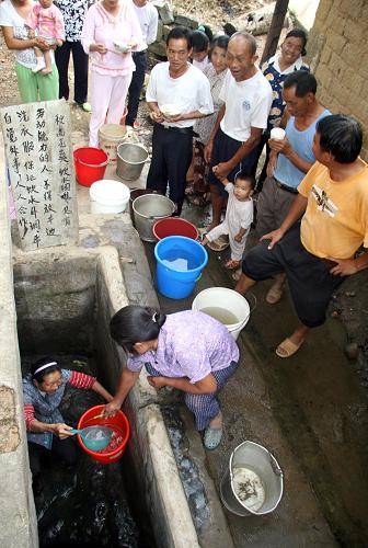 9月4日,在湖南省邵陽縣黃荊鄉(xiāng)南山村,村民排隊取水。新華社發(fā)(李愛民 攝)
