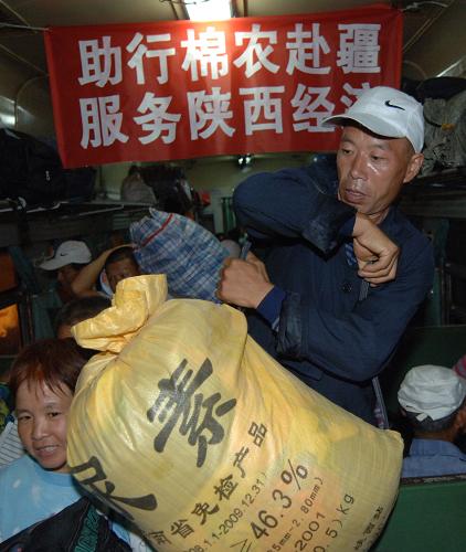 9月4日,一位棉農(nóng)工在列車上整理行李。9月4日23時30分,滿載著來自陜西、河南的1700多名棉農(nóng)工的L27次專列準(zhǔn)時發(fā)車,向新疆烏魯木齊駛?cè)?,這是2009年以來西安鐵路局開通的第三列棉農(nóng)工專列。此前,西安鐵路局已分別于8月23日和25日開行了兩趟棉農(nóng)工專列,并將于9月6日再次開行棉農(nóng)工專列。每年的9月是新疆的棉花采收季節(jié),大批來自全國各地的棉農(nóng)工都會集中前往新疆采摘棉花。為了方便棉農(nóng)工前往新疆務(wù)工采棉,西安鐵路局在調(diào)查摸底的基礎(chǔ)上,開行多趟棉農(nóng)工專列,全力滿足棉農(nóng)工客運需求。新華社記者 丁海濤 攝