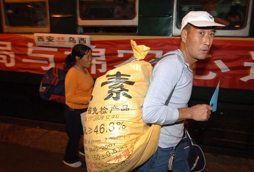 9月4日,棉農(nóng)工準(zhǔn)備上車。新華社記者 丁海濤 攝