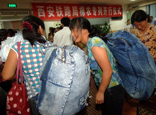 9月4日,背著大包的棉農(nóng)工在候車室等待檢票。新華社記者 丁海濤 攝